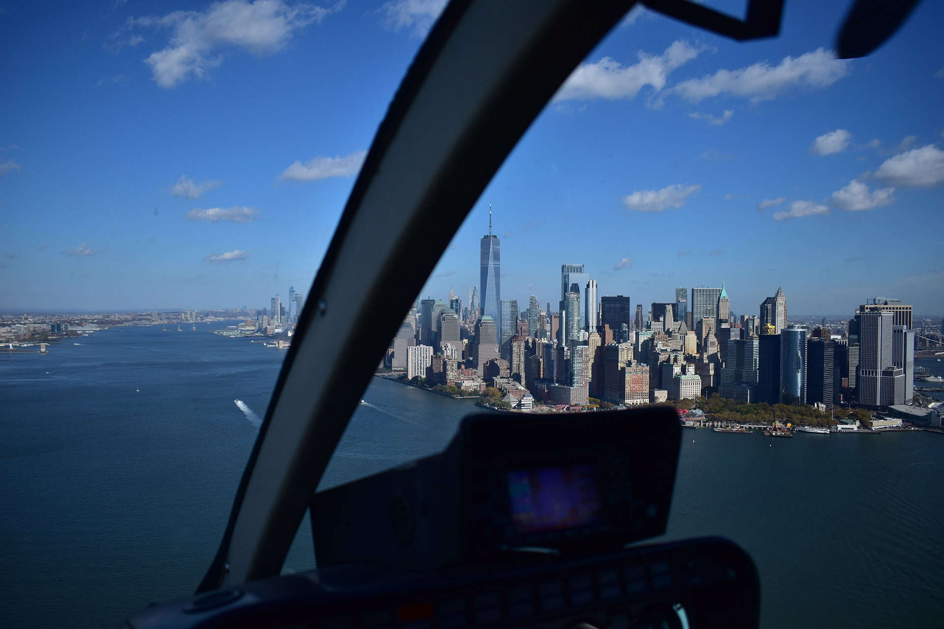 Vue depuis le cockpit d'un hélicoptère survolant Manhattan